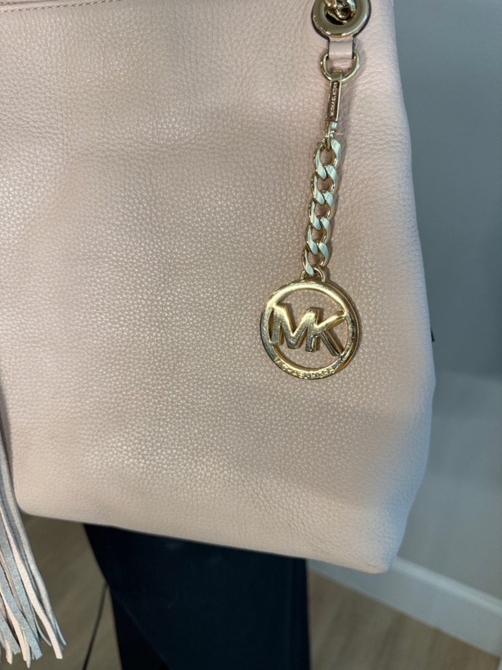 Michael Kors Blush Leather Shoulder Bag with Gold Hardware and Tassel - Picture 2 of 10